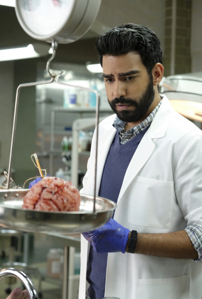 Ravi Chakrabarti à la morgue entrain d'extraire un cerveau