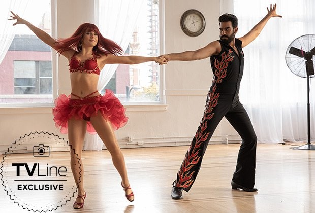 Liv (Rose McIver) et Ravi (Rahul Kohli) dansent